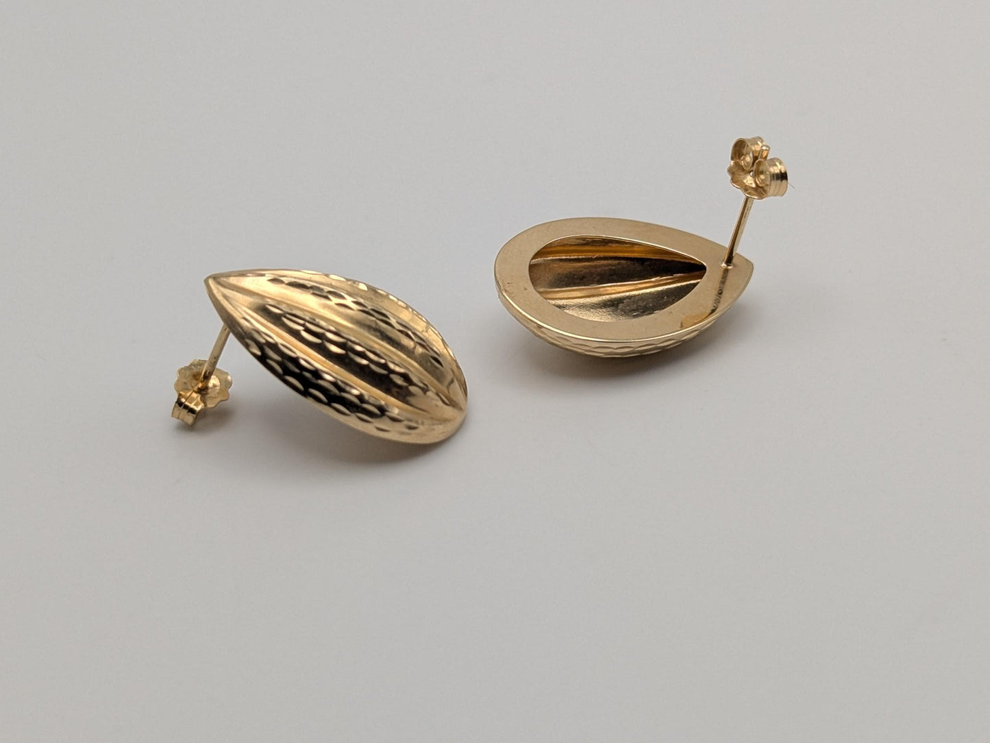 14K Solid Yellow Gold Teardrop Almond Shaped Etched Earrings. Vintage Etched
