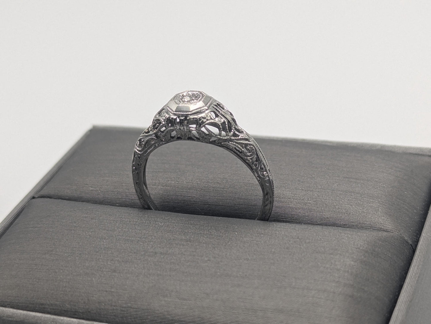 Vintage Art Deco 18K White Gold Filigree Diamond Wedding Engagement Ring