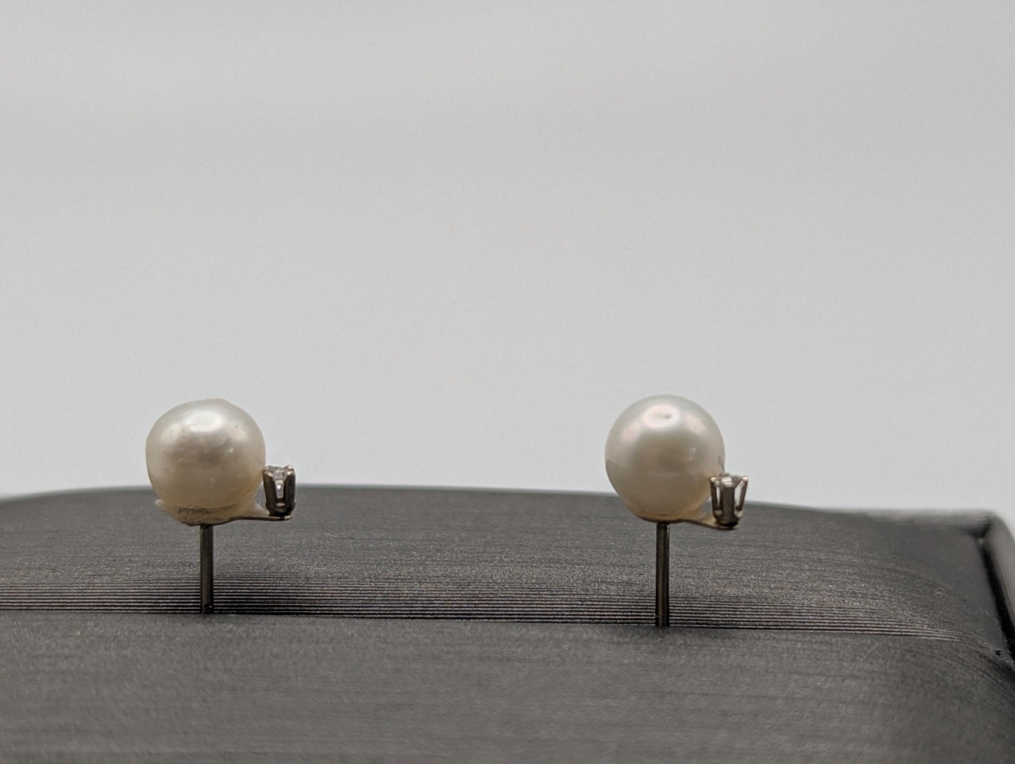 14k Yellow Gold Fresh Water Pearl Diamond Stud Earrings. White Pearl Diamond Studs 5.5 mm.