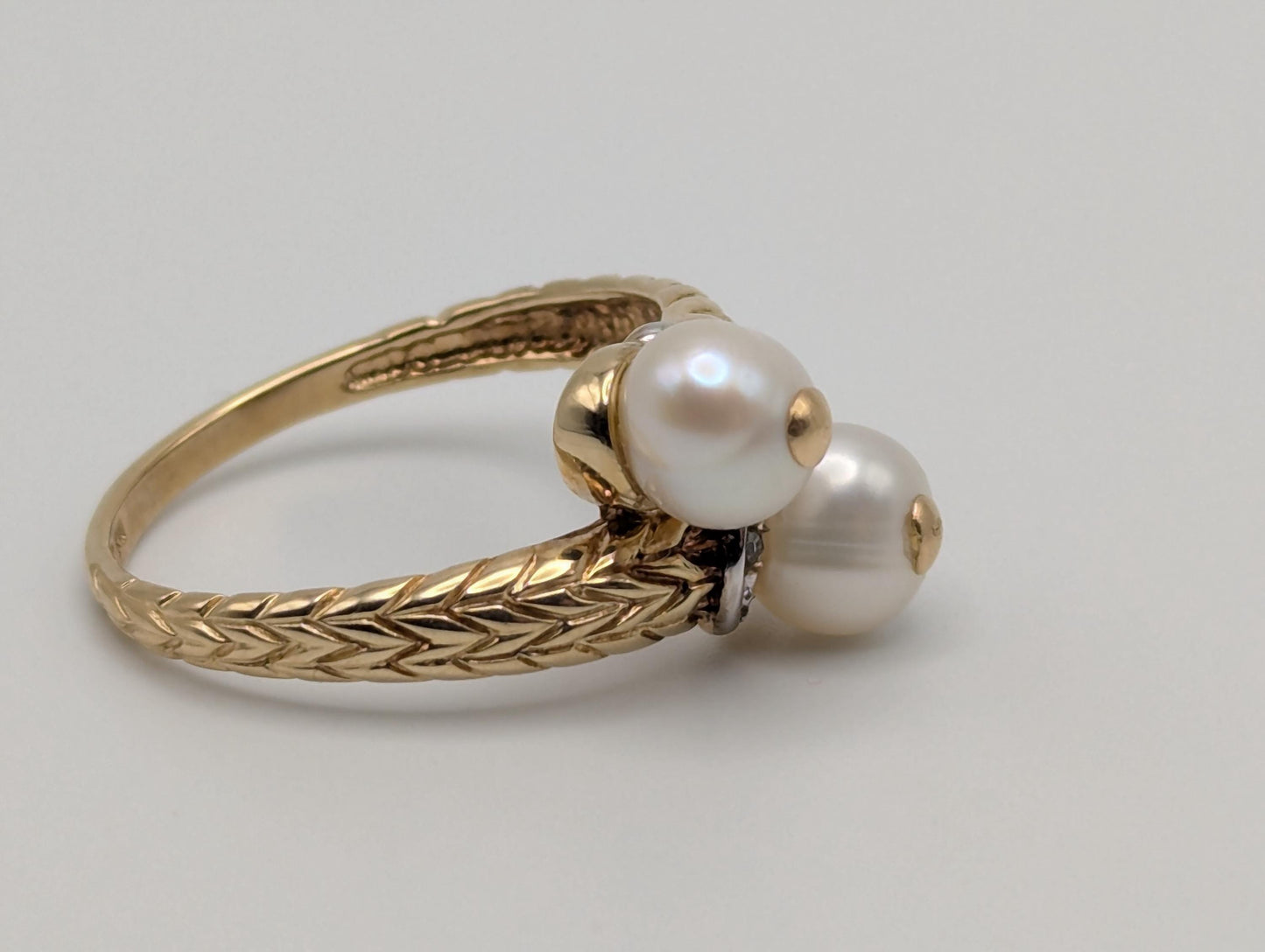 10k Yellow Gold Vintage Diamond Double Pearl Etched Design Ring Cocktail