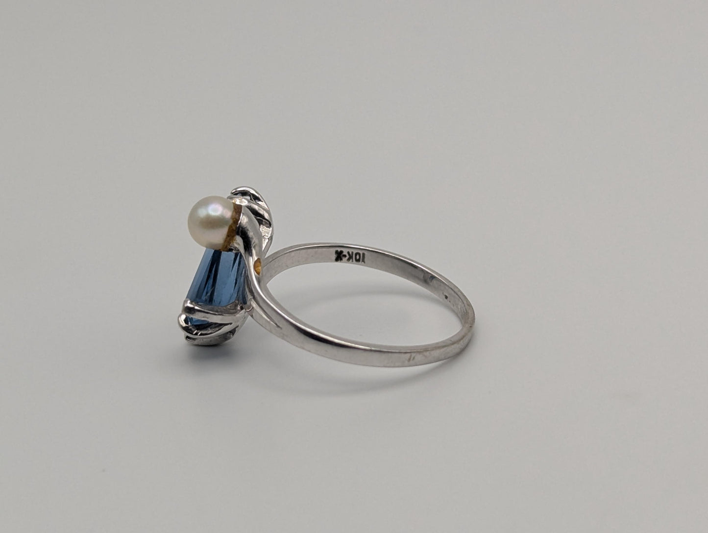 10k White Gold Blue Topaz Pearl Vintage Ring.Blue Pear-Cute Topaz Pearl Accent