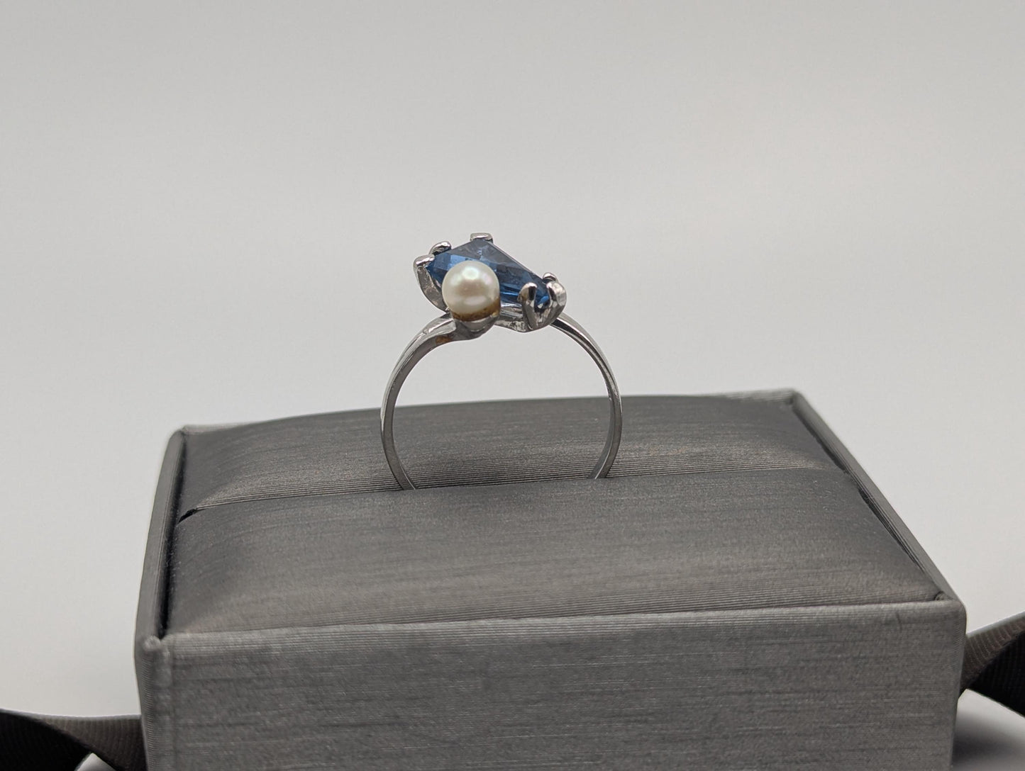 10k White Gold Blue Topaz Pearl Vintage Ring.Blue Pear-Cute Topaz Pearl Accent