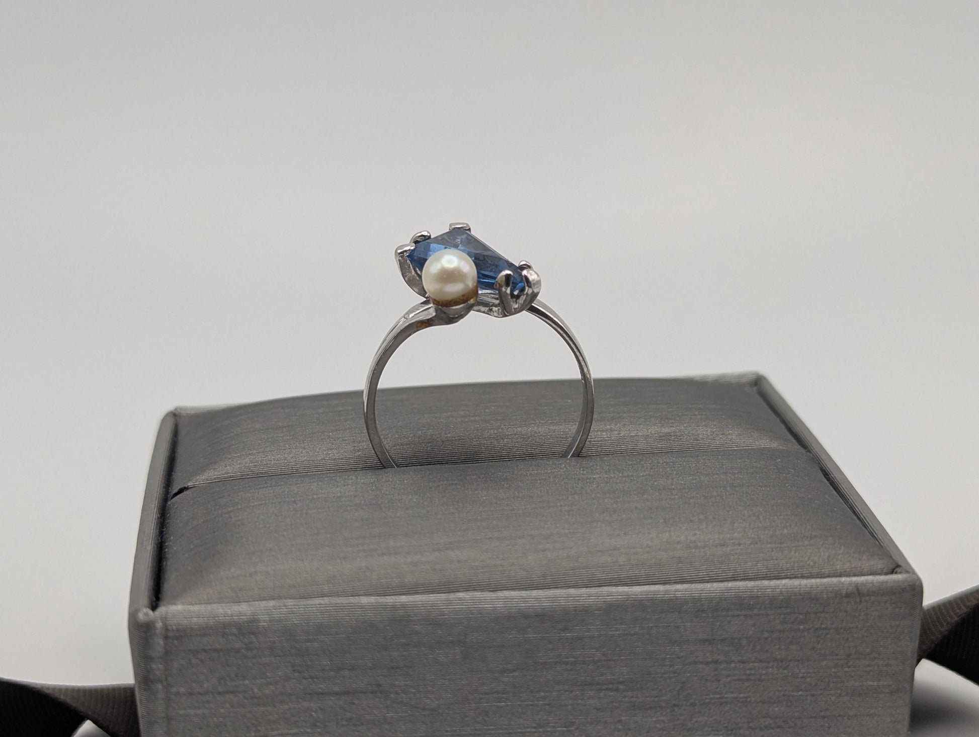 10k White Gold Blue Topaz Pearl Vintage Ring.Blue Pear-Cute Topaz Pearl Accent
