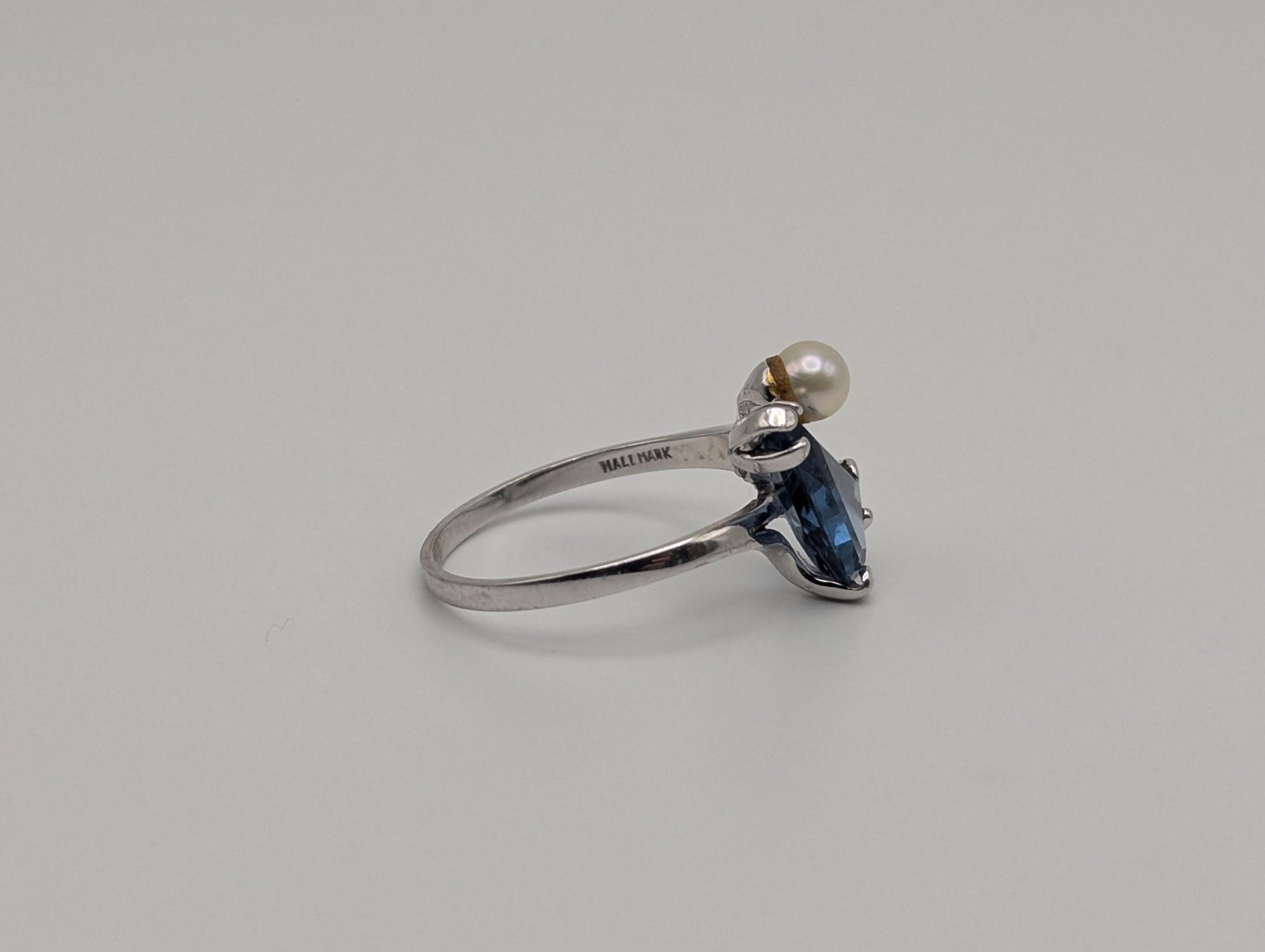 10k White Gold Blue Topaz Pearl Vintage Ring.Blue Pear-Cute Topaz Pearl Accent