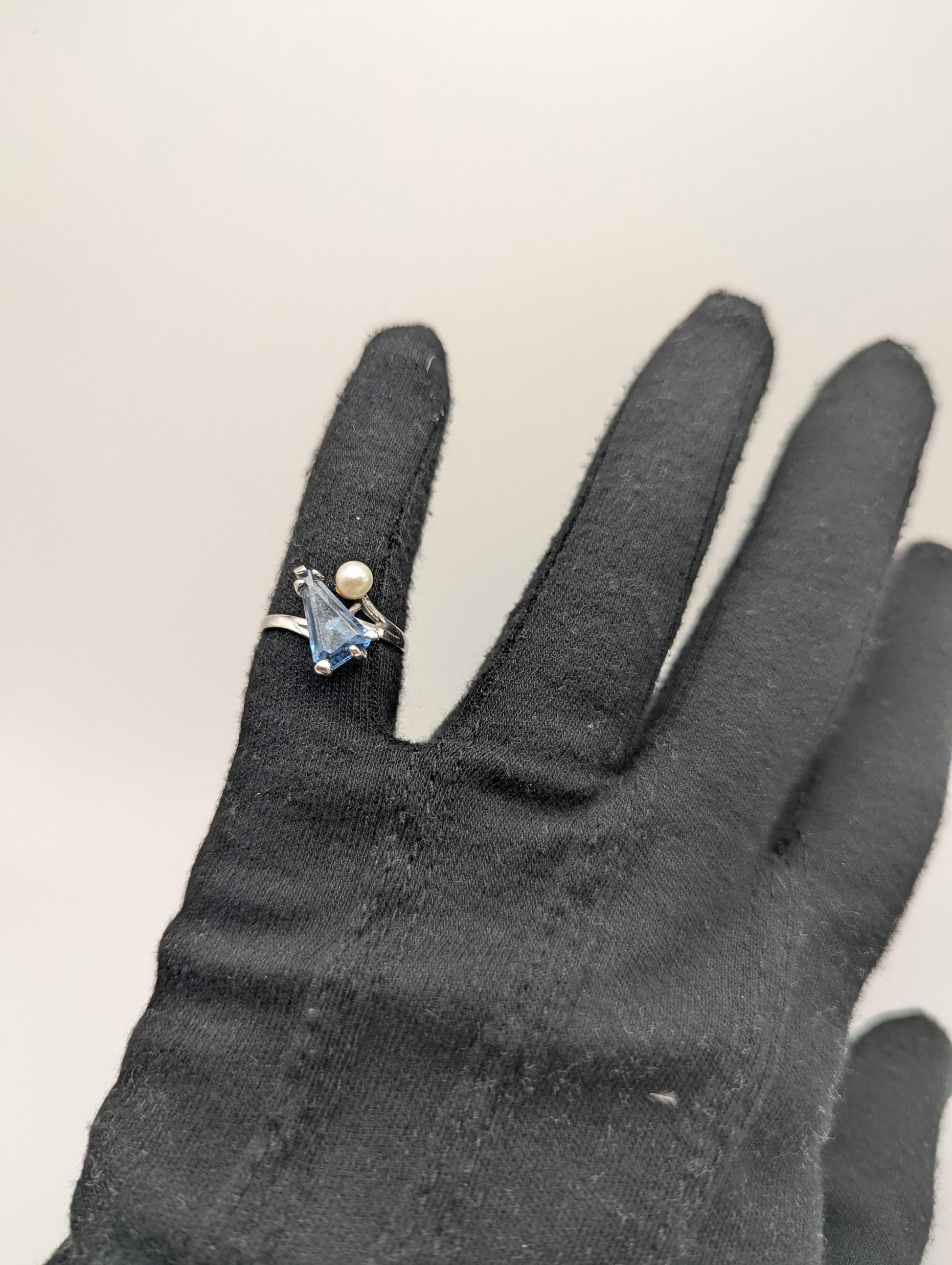 10k White Gold Blue Topaz Pearl Vintage Ring.Blue Pear-Cute Topaz Pearl Accent