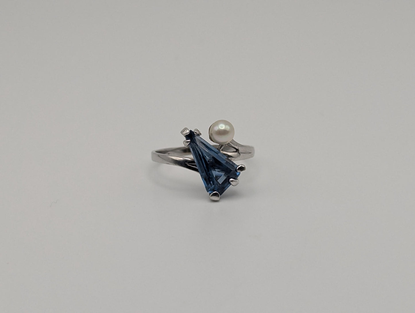 10k White Gold Blue Topaz Pearl Vintage Ring.Blue Pear-Cute Topaz Pearl Accent