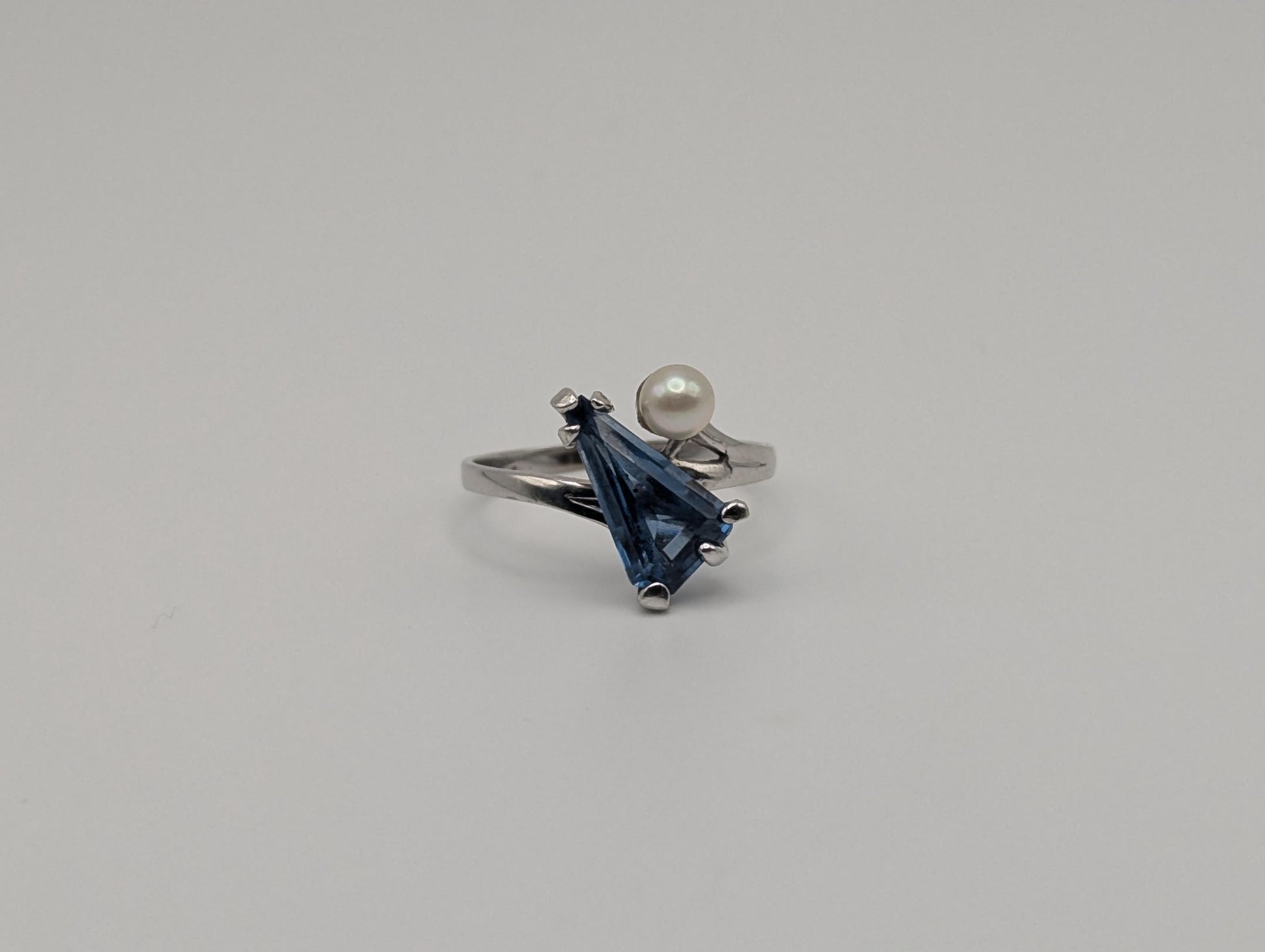 10k White Gold Blue Topaz Pearl Vintage Ring.Blue Pear-Cute Topaz Pearl Accent
