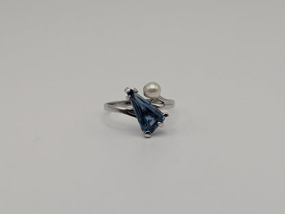 10k White Gold Blue Topaz Pearl Vintage Ring.Blue Pear-Cute Topaz Pearl Accent