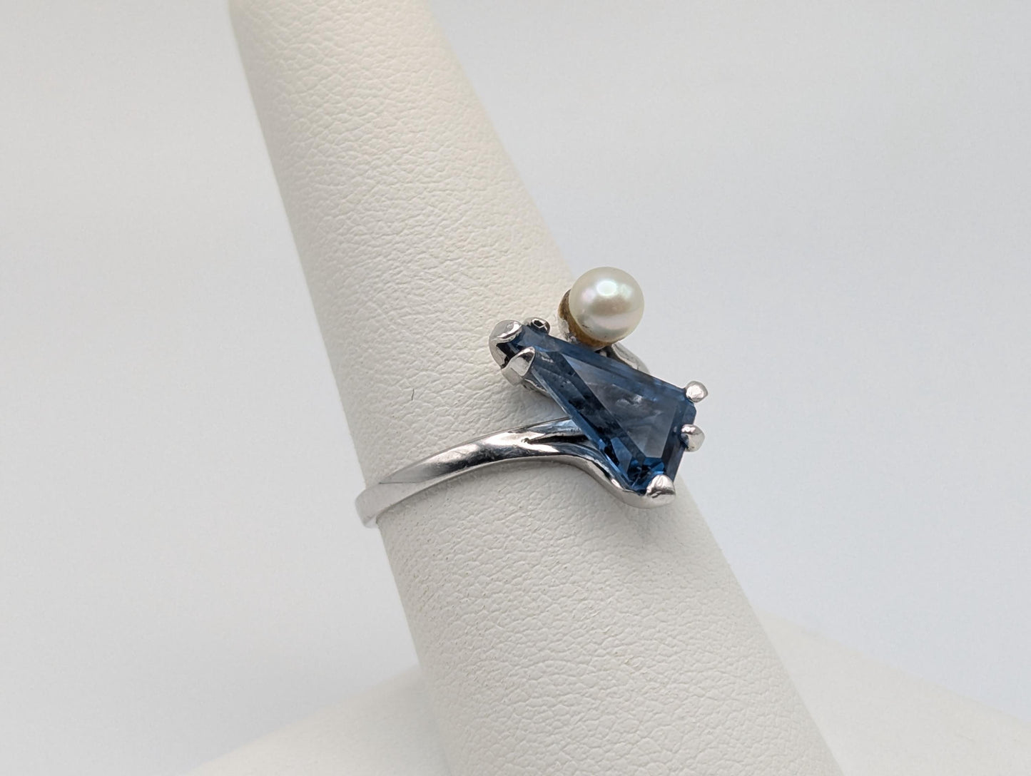 10k White Gold Blue Topaz Pearl Vintage Ring.Blue Pear-Cute Topaz Pearl Accent