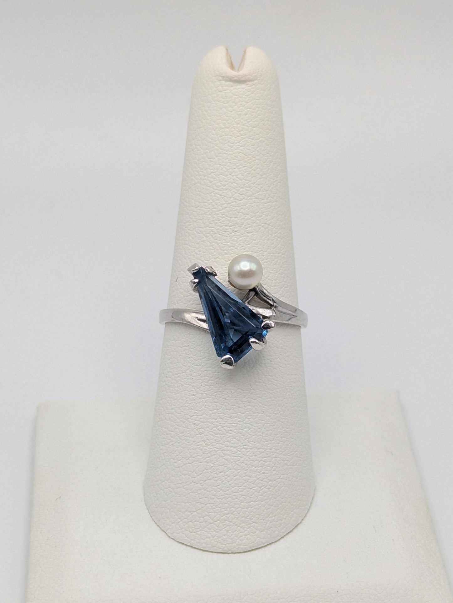 10k White Gold Blue Topaz Pearl Vintage Ring.Blue Pear-Cute Topaz Pearl Accent