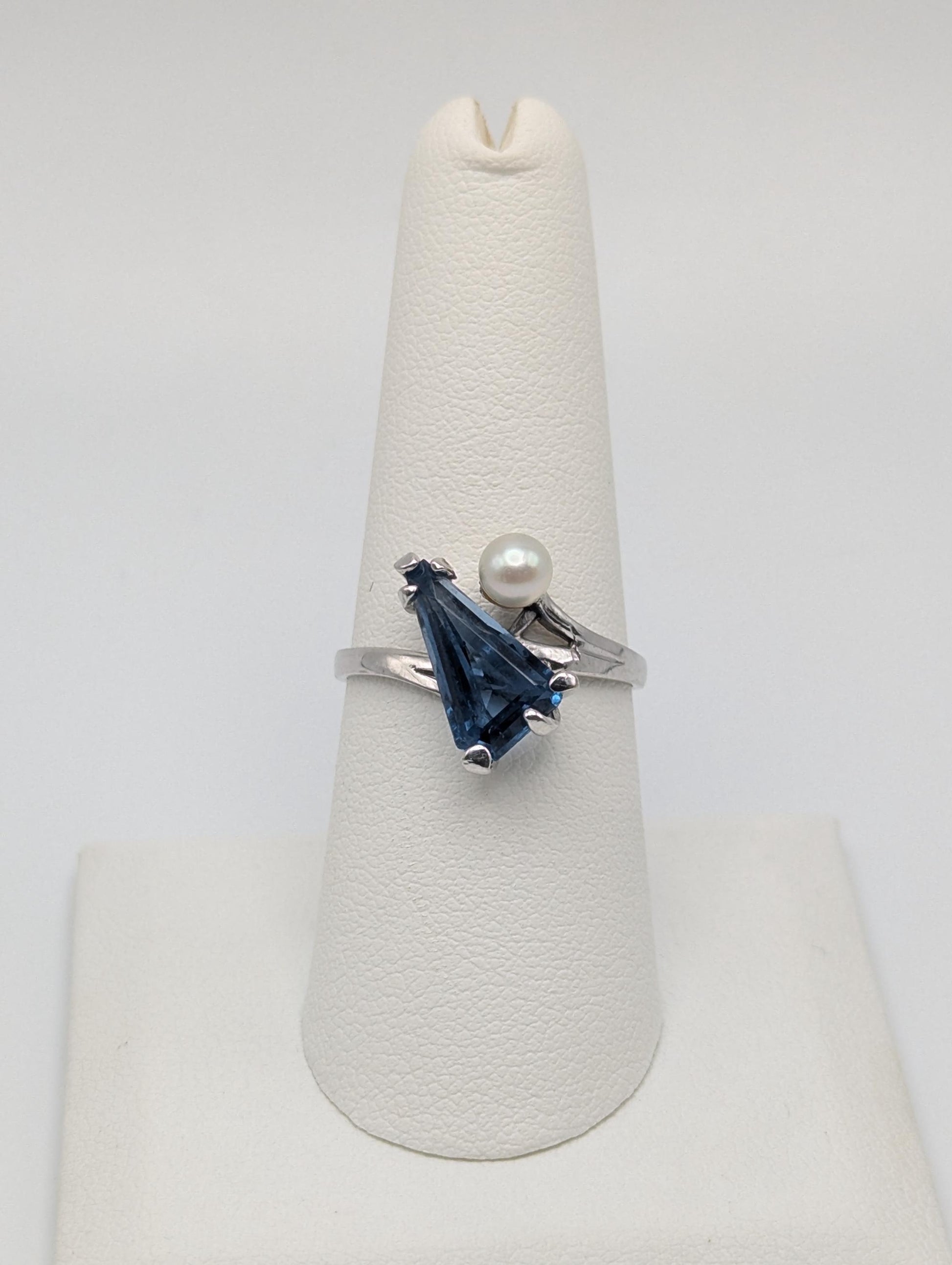 10k White Gold Blue Topaz Pearl Vintage Ring.Blue Pear-Cute Topaz Pearl Accent