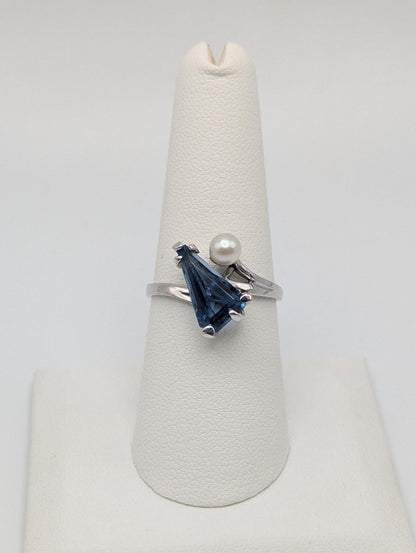 10k White Gold Blue Topaz Pearl Vintage Ring.Blue Pear-Cute Topaz Pearl Accent