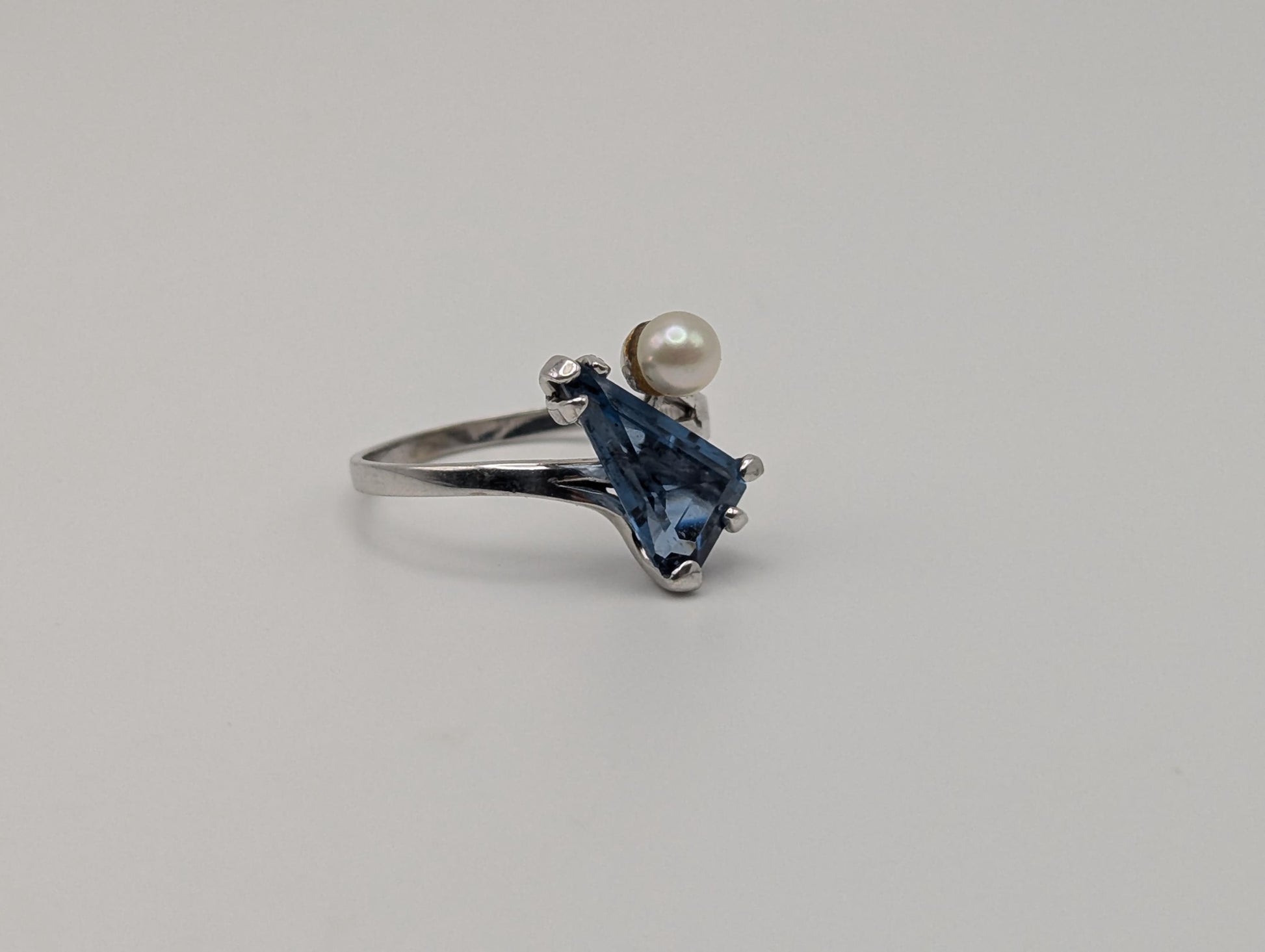 10k White Gold Blue Topaz Pearl Vintage Ring.Blue Pear-Cute Topaz Pearl Accent