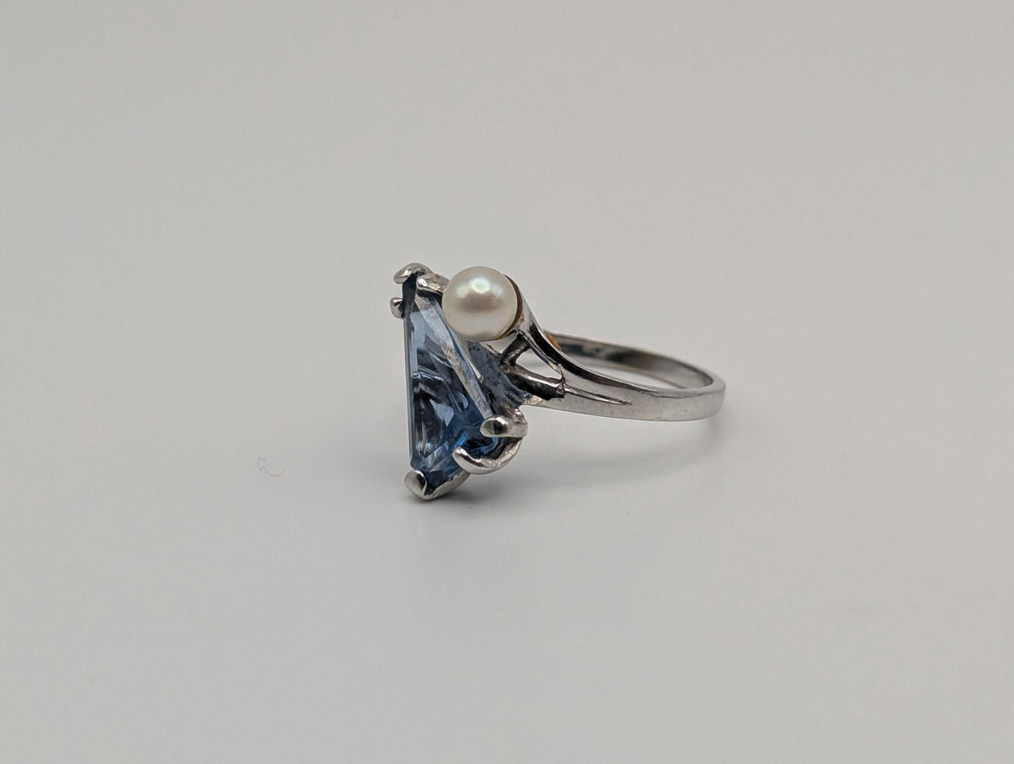 10k White Gold Blue Topaz Pearl Vintage Ring.Blue Pear-Cute Topaz Pearl Accent