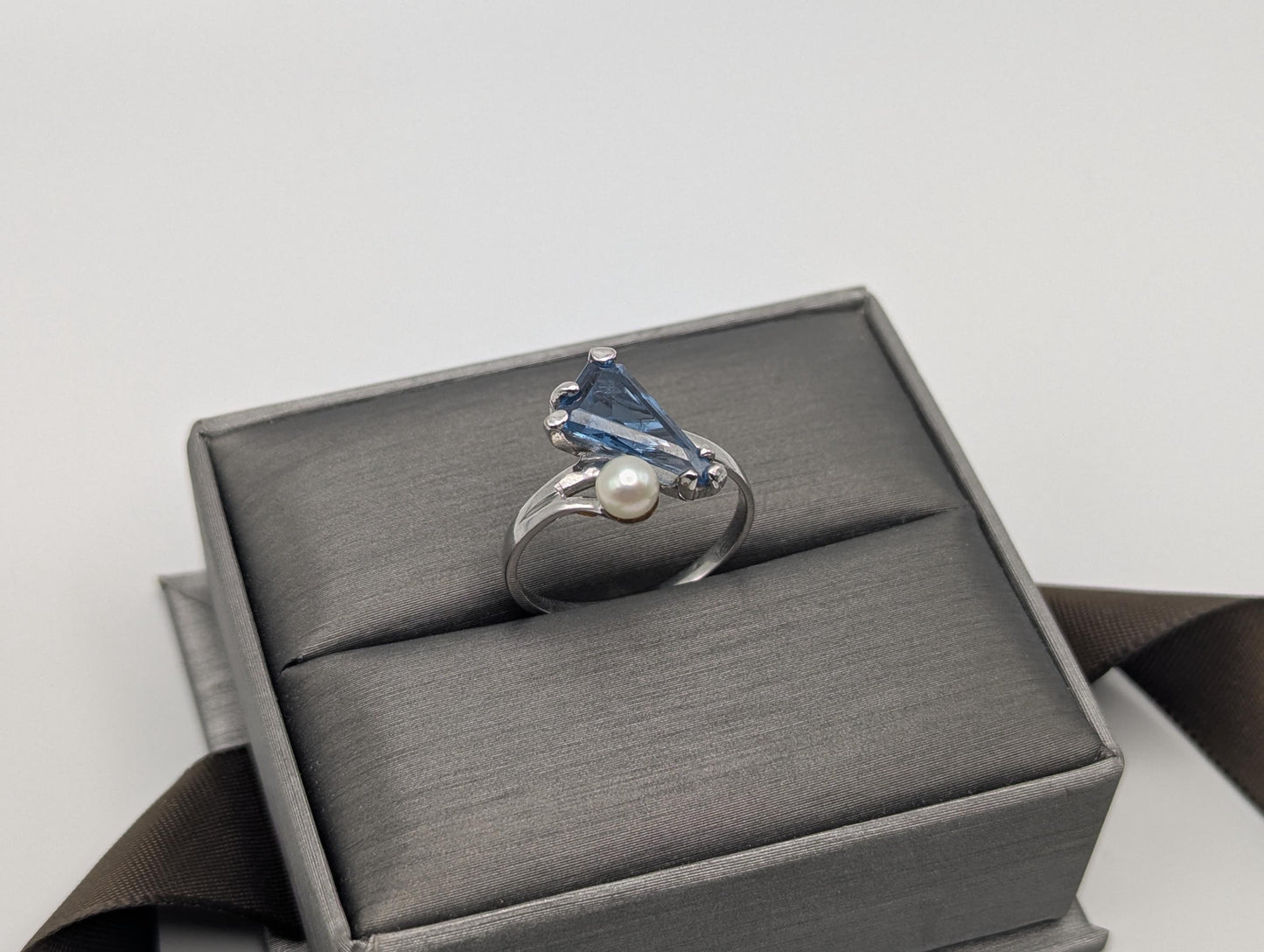 10k White Gold Blue Topaz Pearl Vintage Ring.Blue Pear-Cute Topaz Pearl Accent