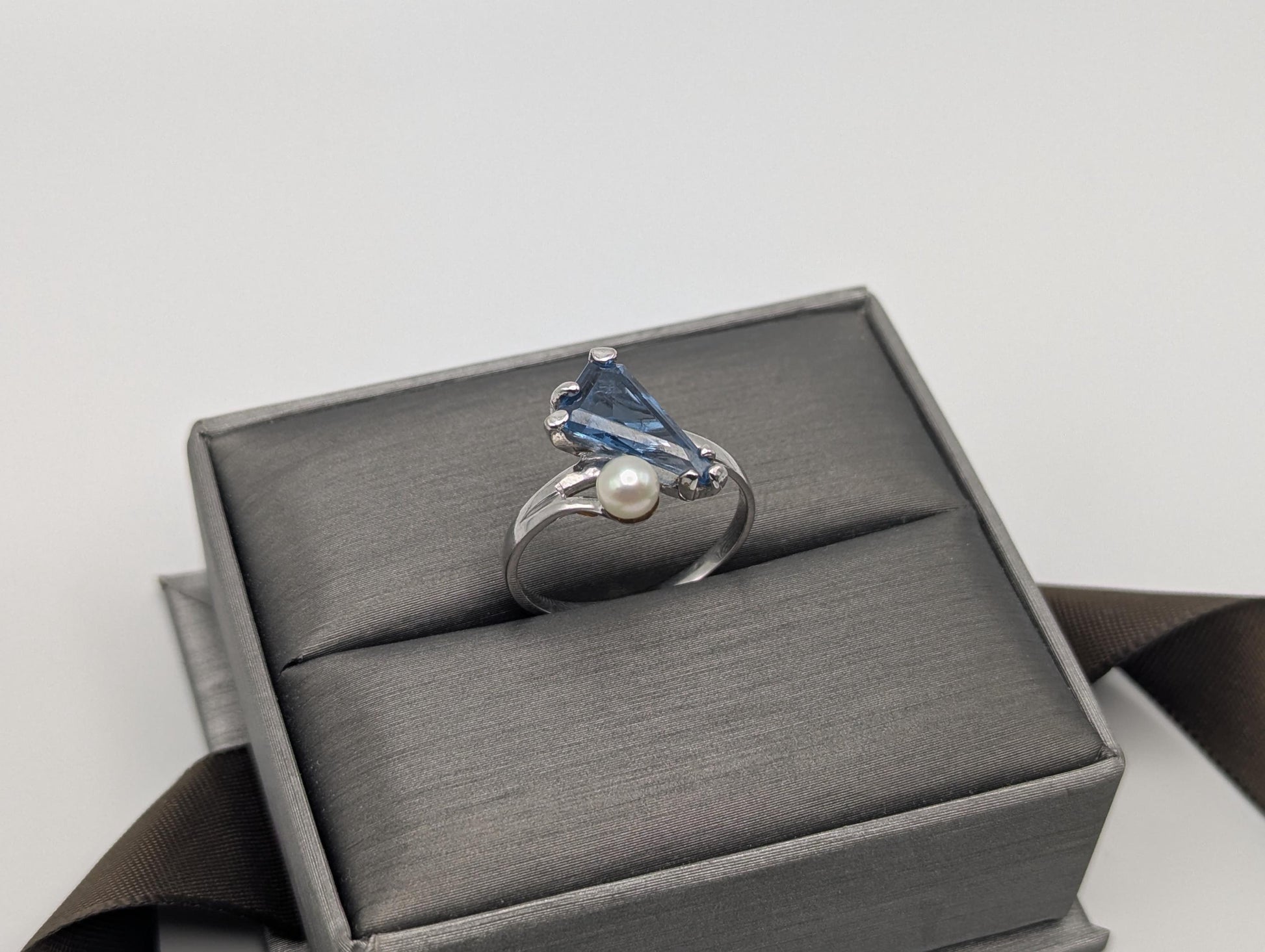 10k White Gold Blue Topaz Pearl Vintage Ring.Blue Pear-Cute Topaz Pearl Accent