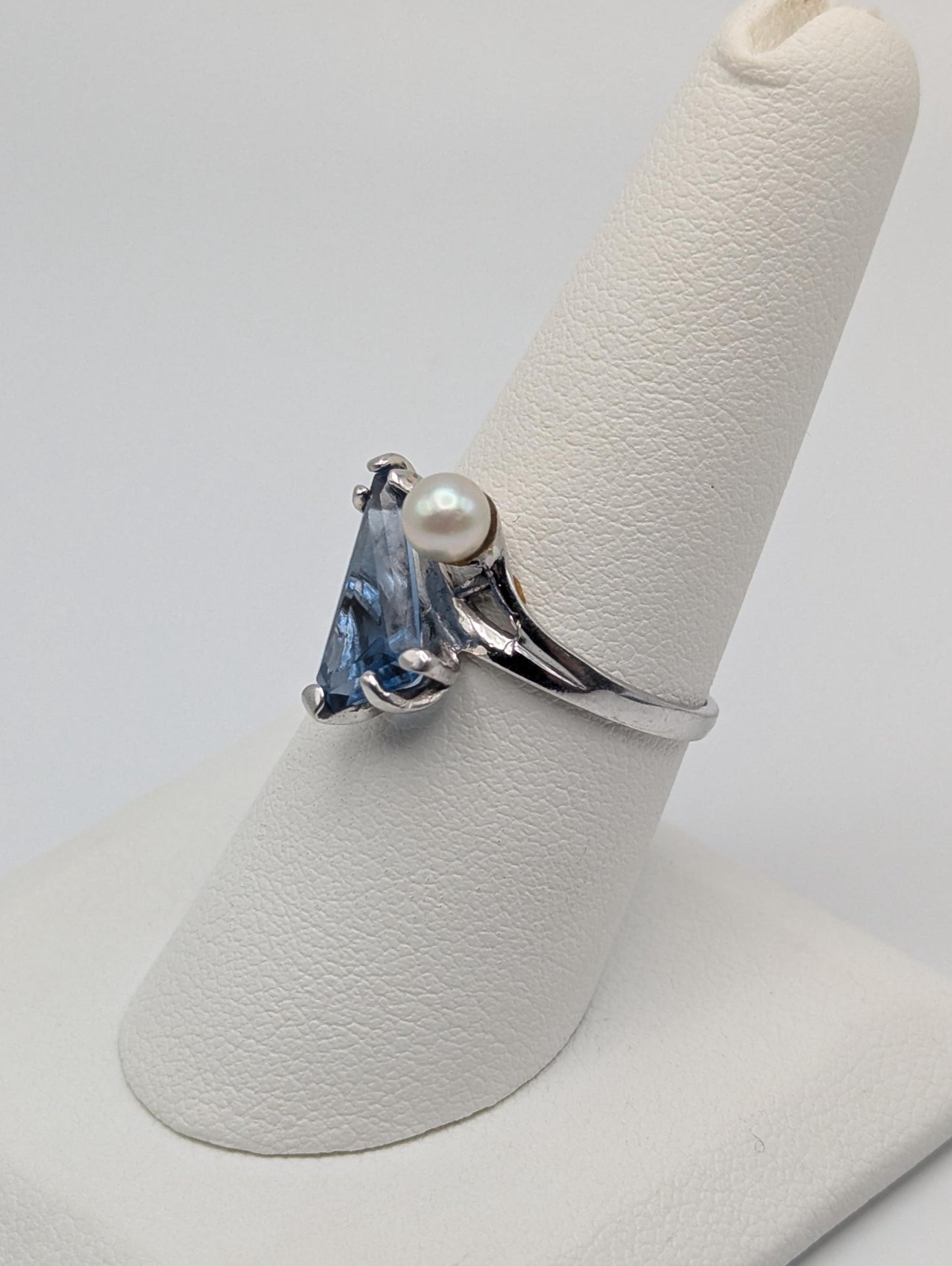 10k White Gold Blue Topaz Pearl Vintage Ring.Blue Pear-Cute Topaz Pearl Accent