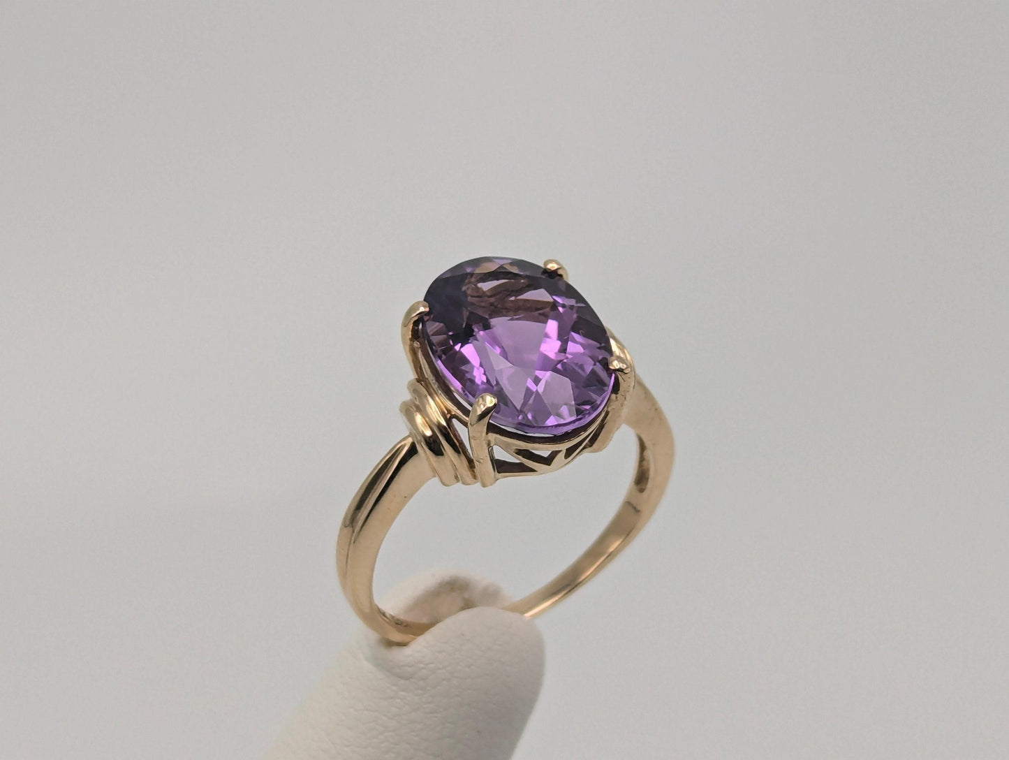 10k Yellow Gold Amethyst Ring. Vintage Promise Wedding Cocktail Band