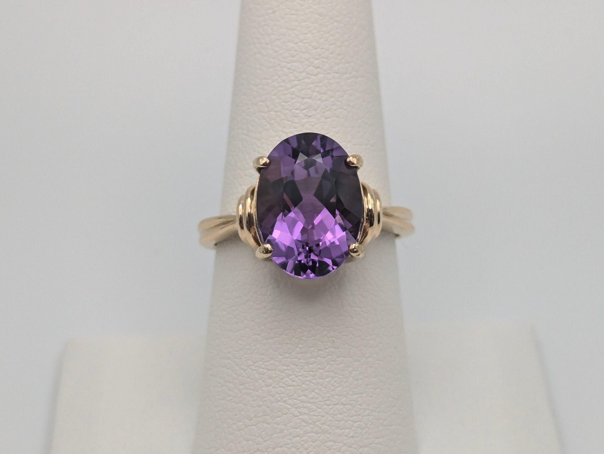 10k Yellow Gold Amethyst Ring. Vintage Promise Wedding Cocktail Band