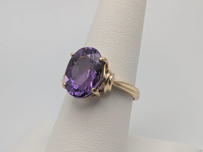 10k Yellow Gold Amethyst Ring. Vintage Promise Wedding Cocktail Band