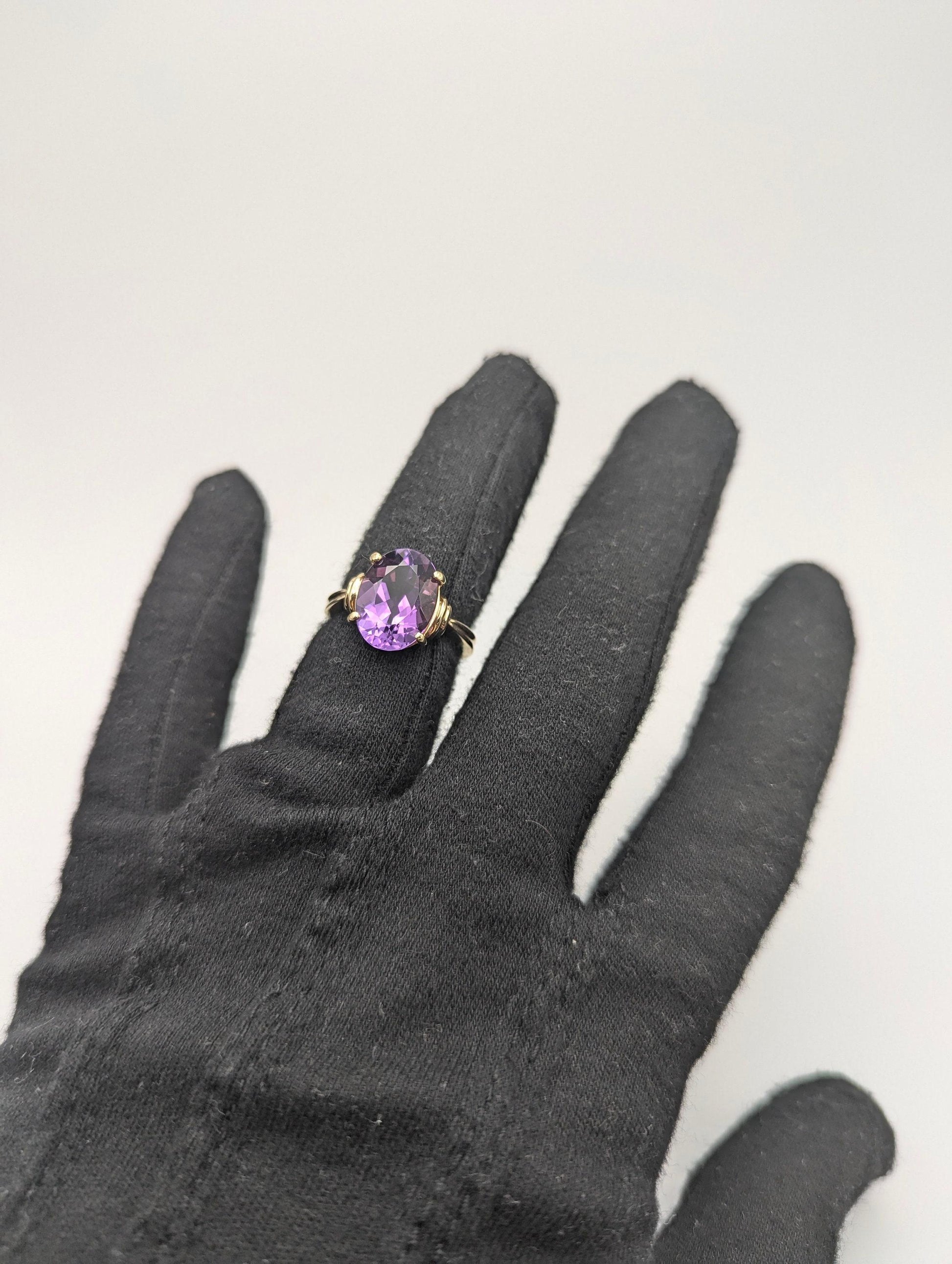 10k Yellow Gold Amethyst Ring. Vintage Promise Wedding Cocktail Band