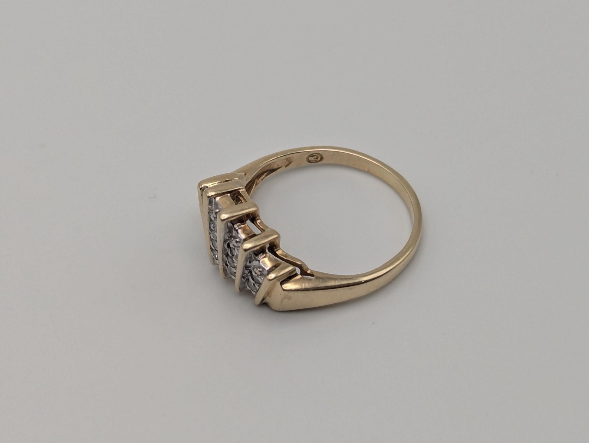 10k Yellow Gold Diamond .25 ctw Crown Style Ring. Cocktail Diamond Ring.