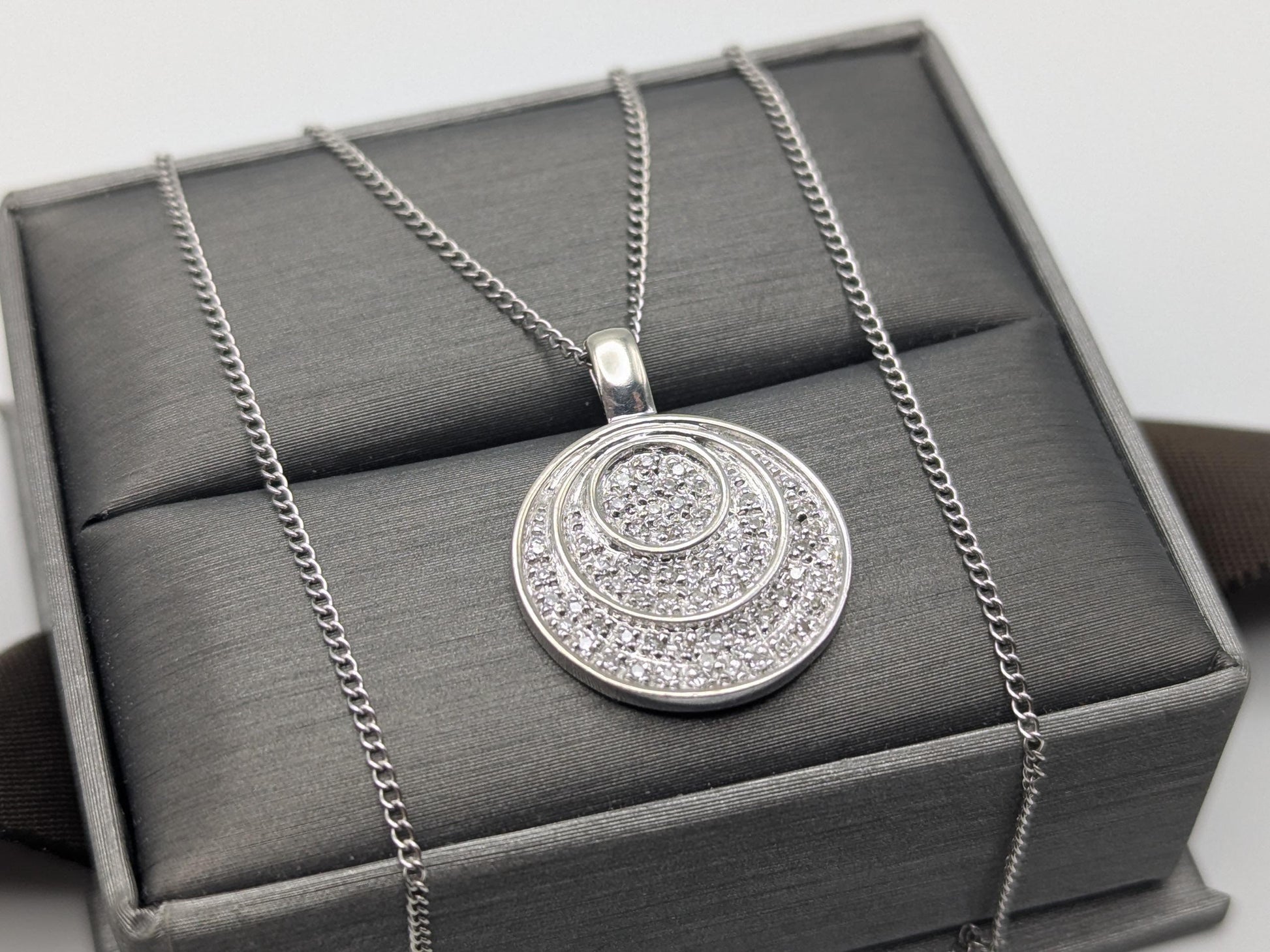14k White Gold .33ctw Diamond Endless Circle Love Infinity Eternity Necklace