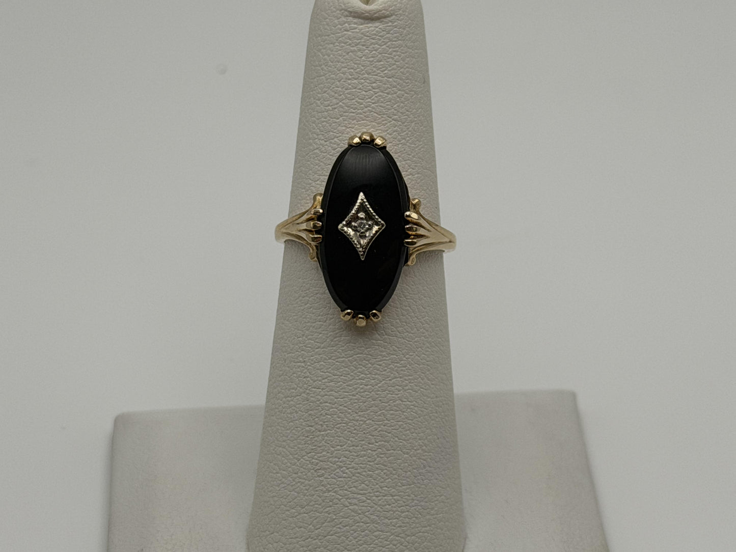Vintage 10k Yellow Gold Onyx Diamond Oval Statement Ring.