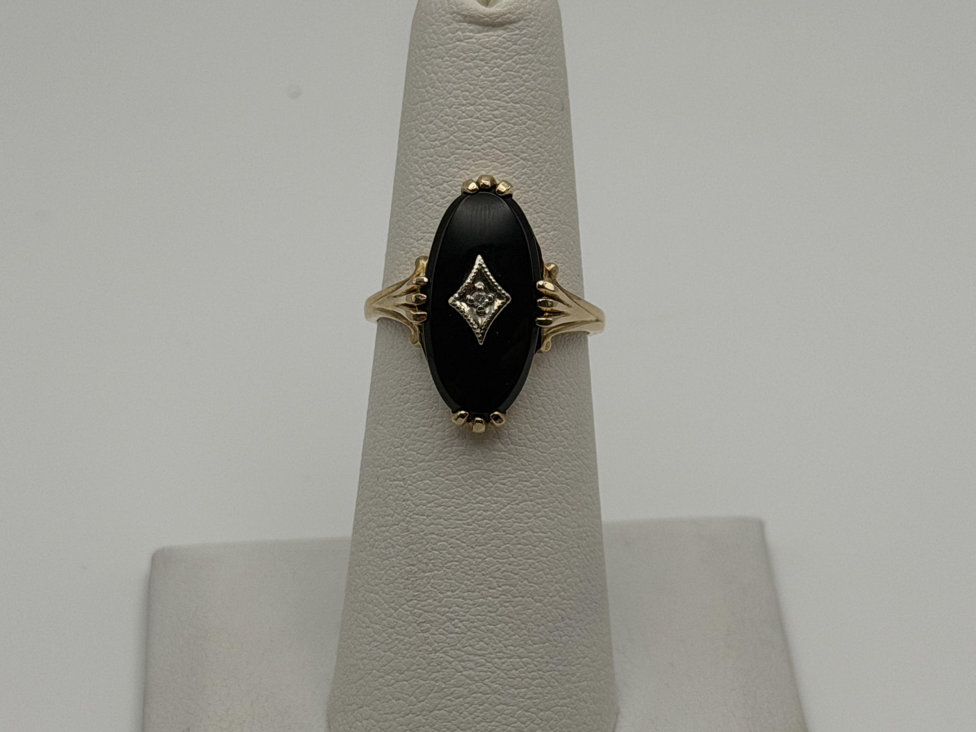 Vintage 10k Yellow Gold Onyx Diamond Oval Statement Ring.