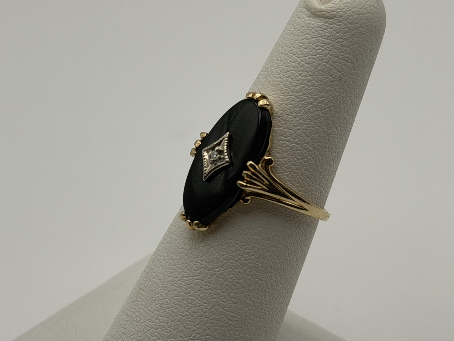 Vintage 10k Yellow Gold Onyx Diamond Oval Statement Ring.
