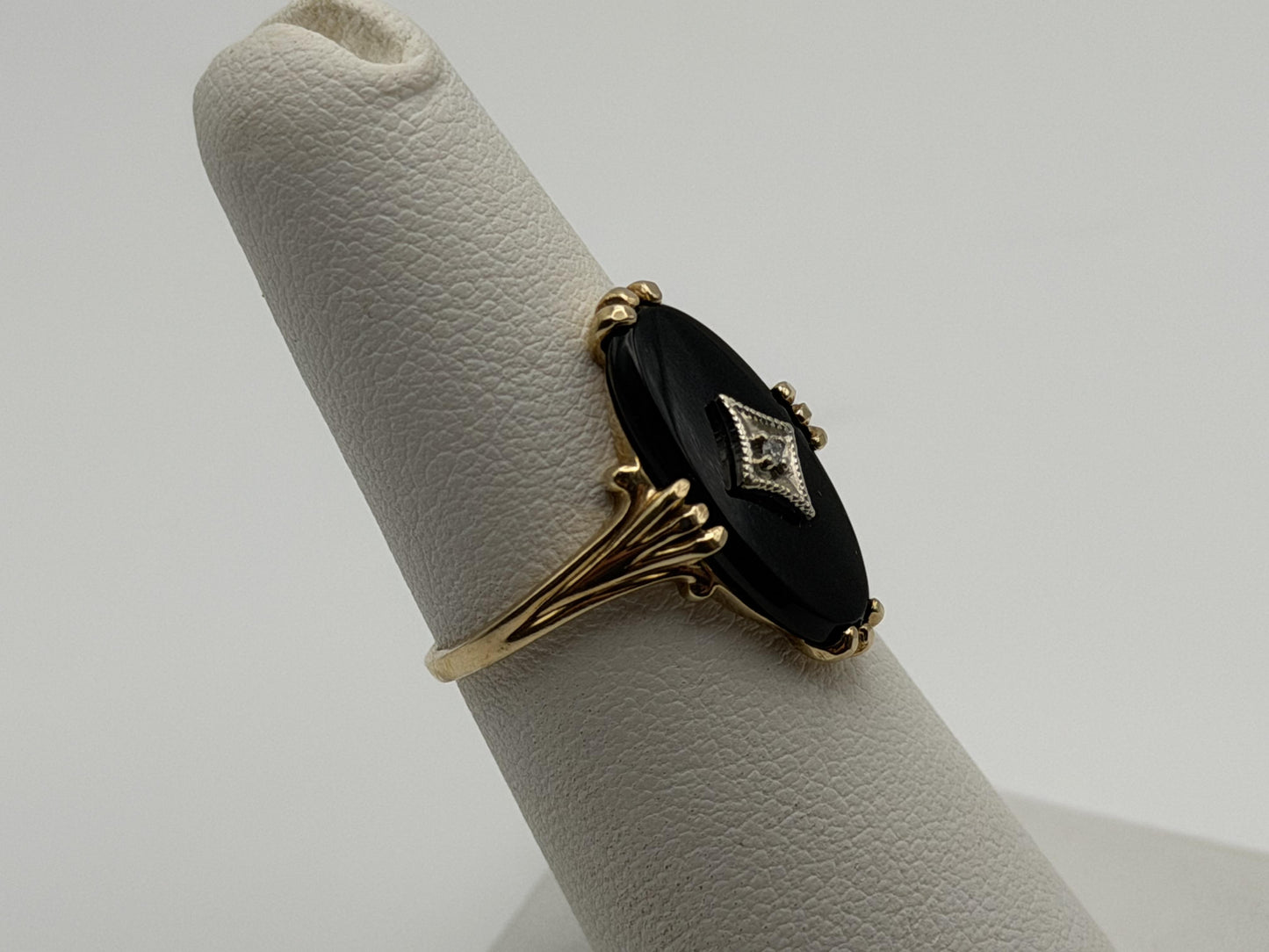 Vintage 10k Yellow Gold Onyx Diamond Oval Statement Ring.