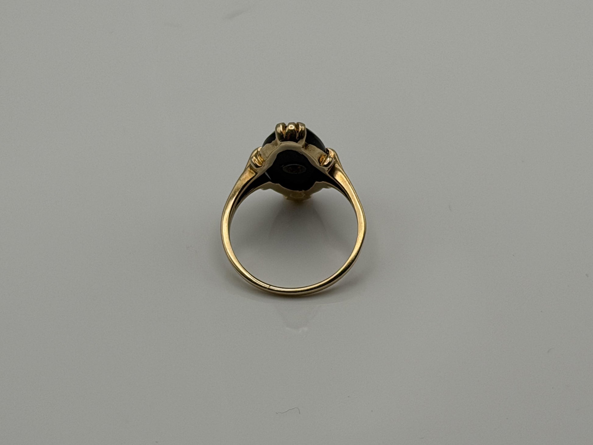 Vintage 10k Yellow Gold Onyx Diamond Oval Statement Ring.