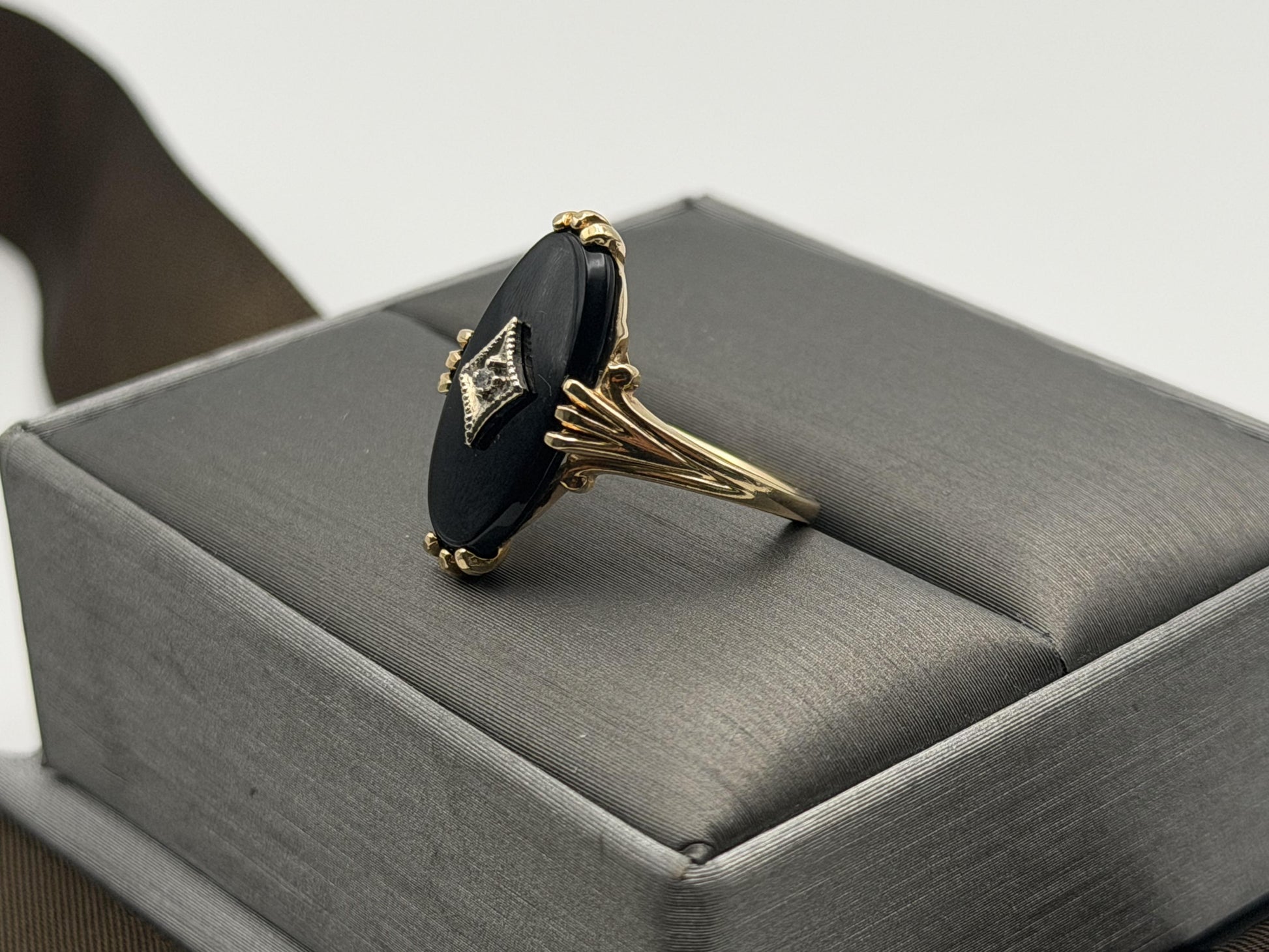 Vintage 10k Yellow Gold Onyx Diamond Oval Statement Ring.