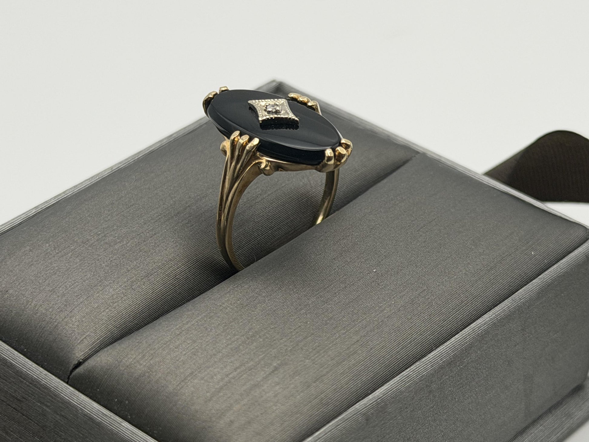 Vintage 10k Yellow Gold Onyx Diamond Oval Statement Ring.