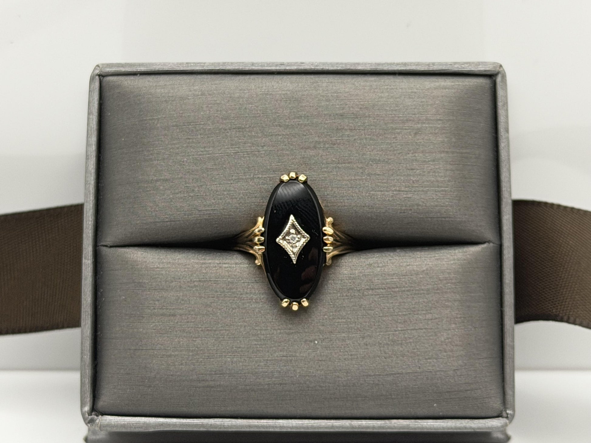 Vintage 10k Yellow Gold Onyx Diamond Oval Statement Ring.