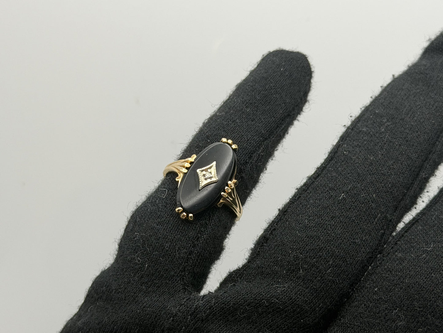 Vintage 10k Yellow Gold Onyx Diamond Oval Statement Ring.