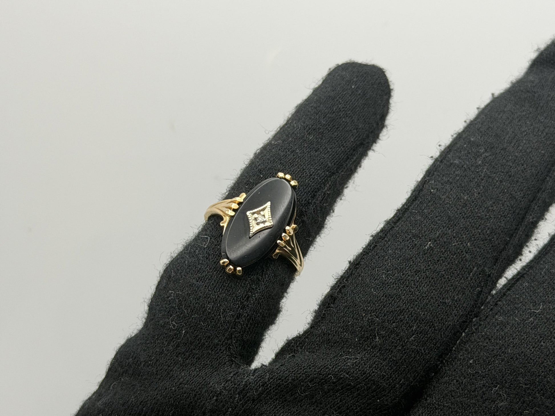 Vintage 10k Yellow Gold Onyx Diamond Oval Statement Ring.