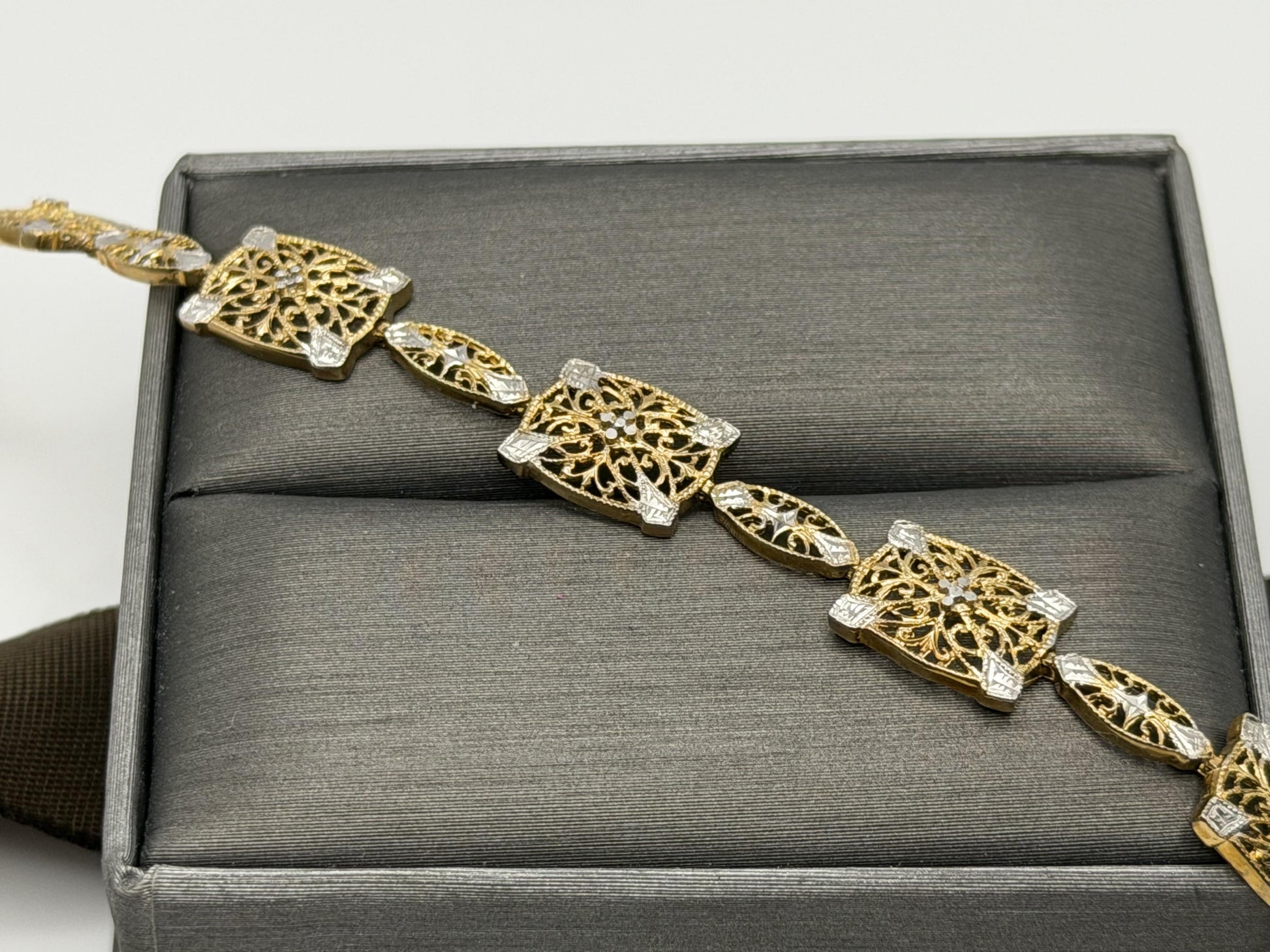 10k Two Tone Diamond Bracelet. Diamond Cut Design Tennis Bracelet 7"