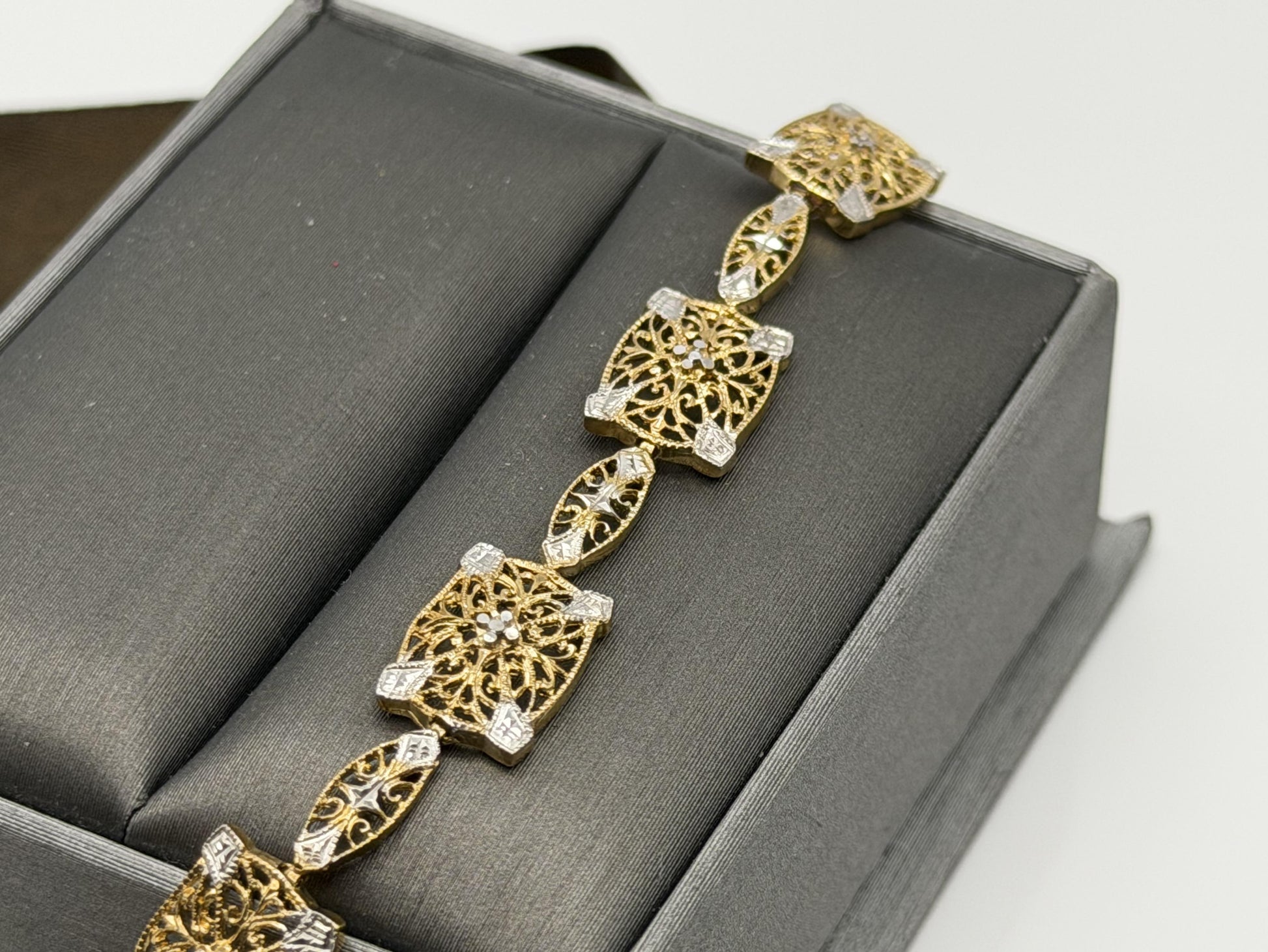10k Two Tone Diamond Bracelet. Diamond Cut Design Tennis Bracelet 7"