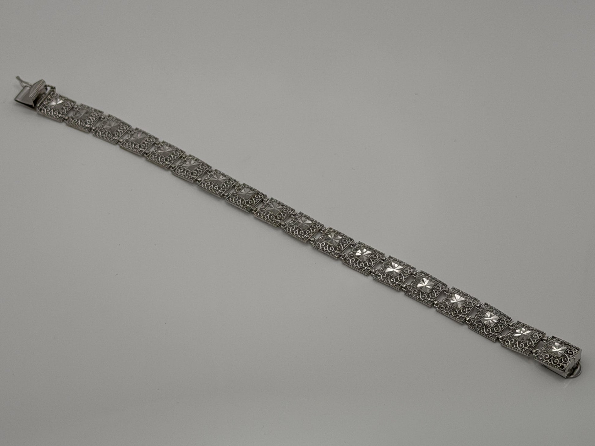 10k Heavy 7.6 gram Solid White Gold Diamond Cut Design Bracelet 7" Chain