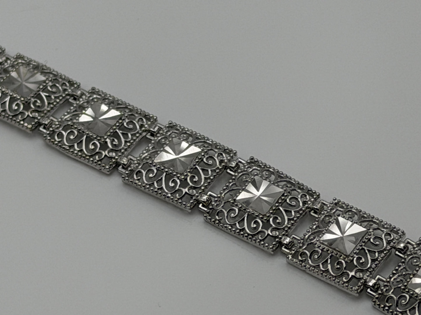 10k Heavy 7.6 gram Solid White Gold Diamond Cut Design Bracelet 7" Chain