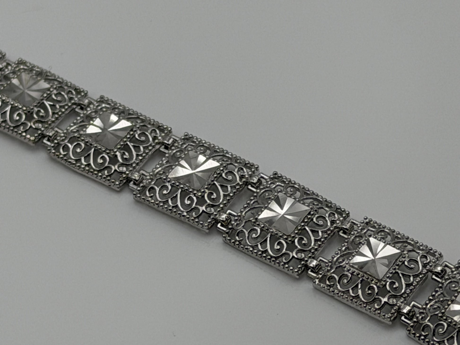 10k Heavy 7.6 gram Solid White Gold Diamond Cut Design Bracelet 7" Chain