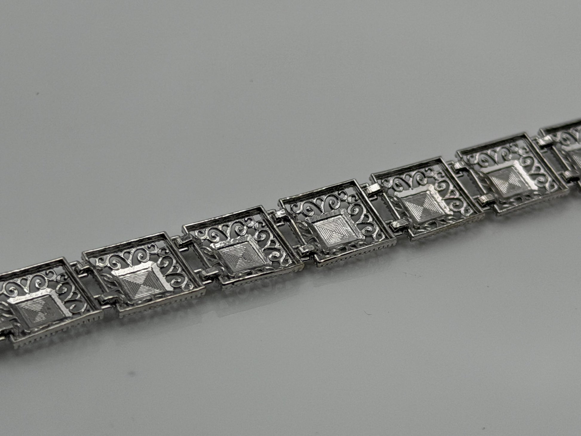 10k Heavy 7.6 gram Solid White Gold Diamond Cut Design Bracelet 7" Chain