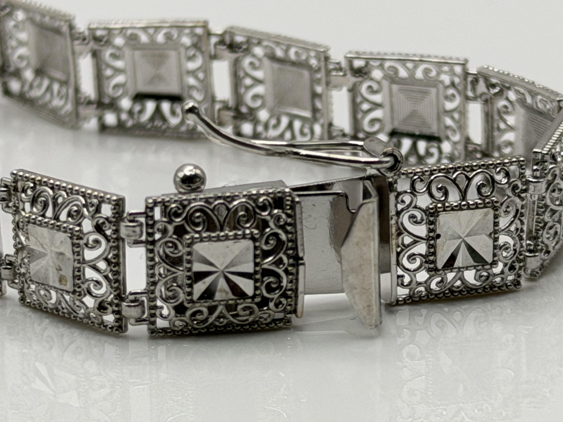 10k Heavy 7.6 gram Solid White Gold Diamond Cut Design Bracelet 7" Chain