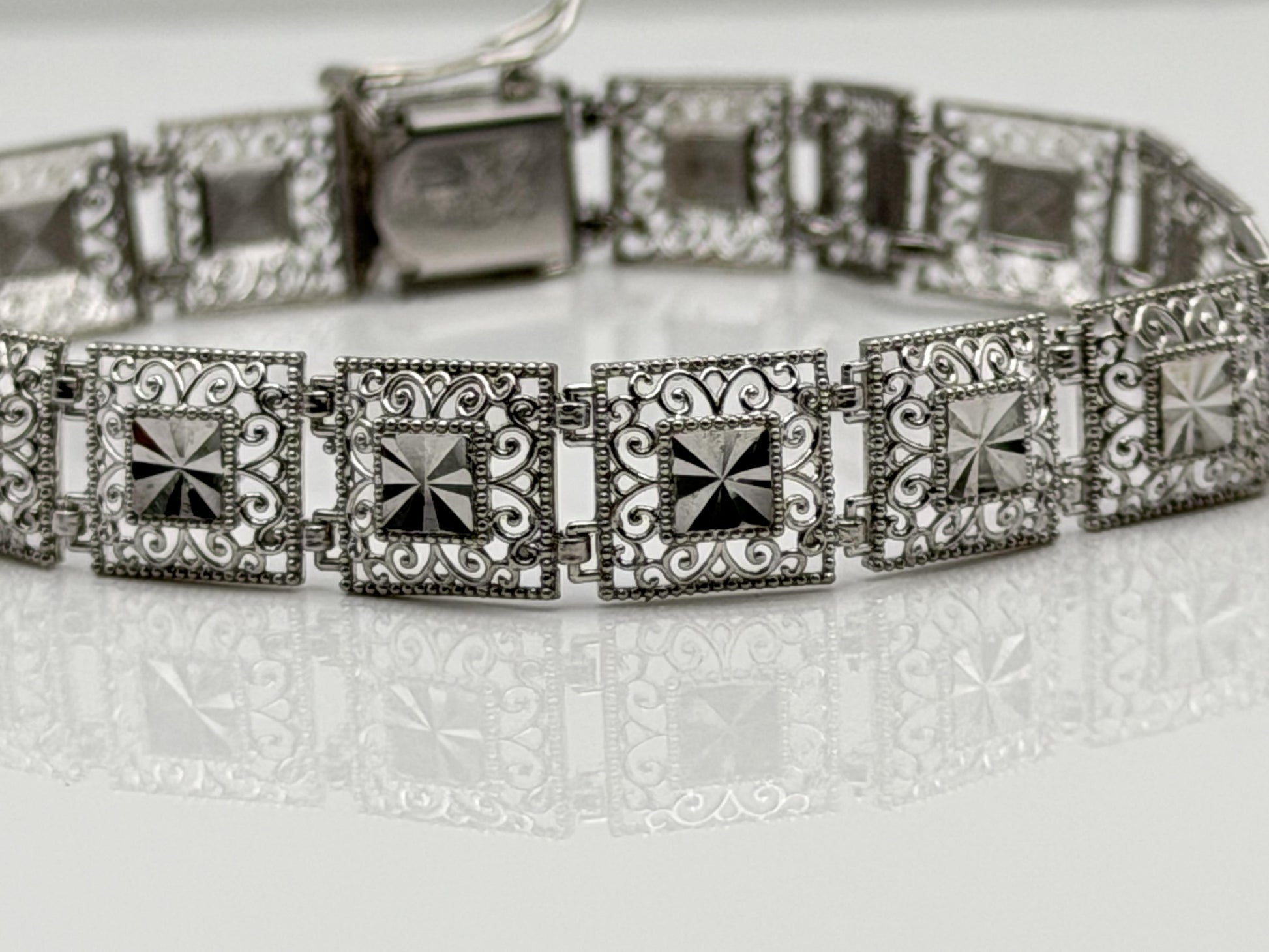 10k Heavy 7.6 gram Solid White Gold Diamond Cut Design Bracelet 7" Chain