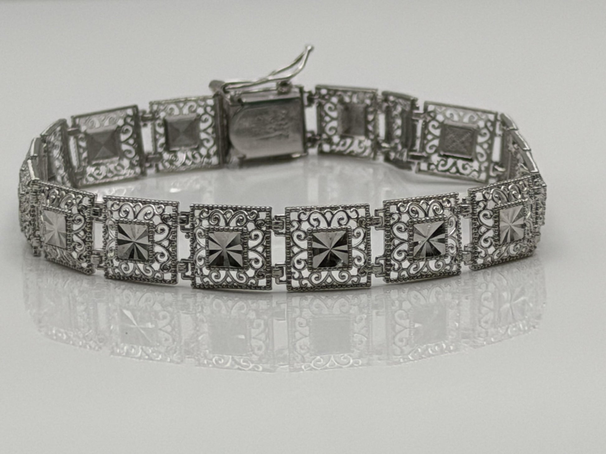 10k Heavy 7.6 gram Solid White Gold Diamond Cut Design Bracelet 7" Chain