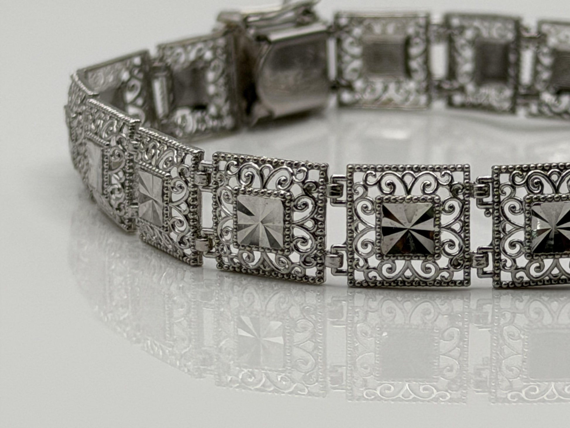 10k Heavy 7.6 gram Solid White Gold Diamond Cut Design Bracelet 7" Chain