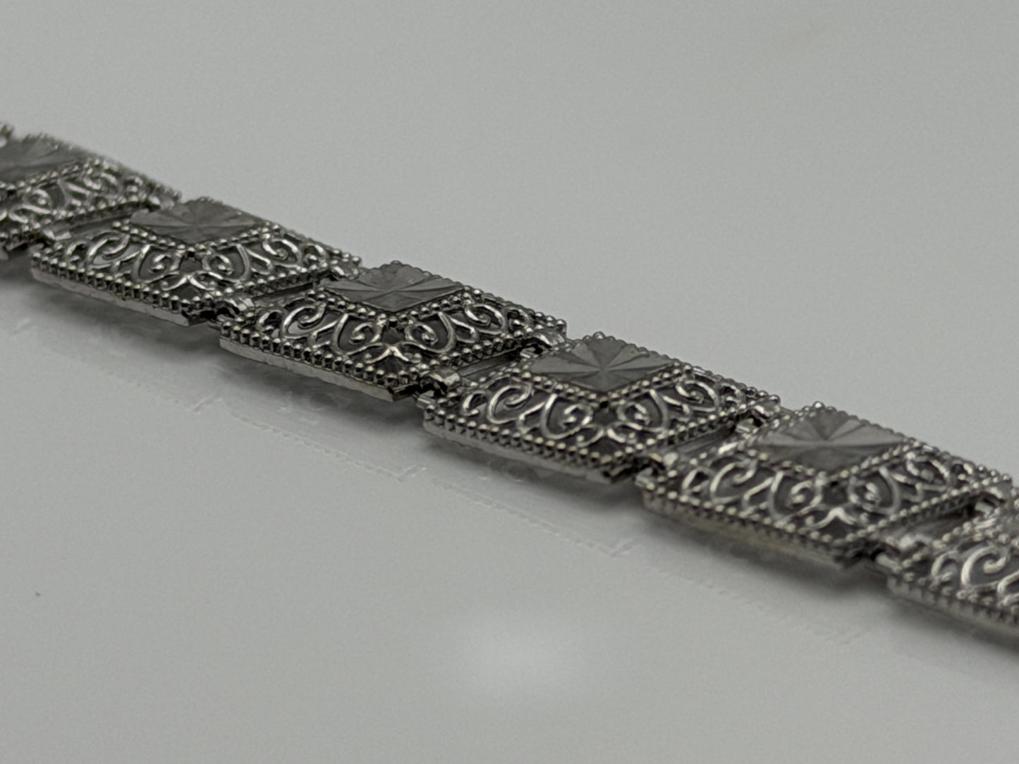 10k Heavy 7.6 gram Solid White Gold Diamond Cut Design Bracelet 7" Chain