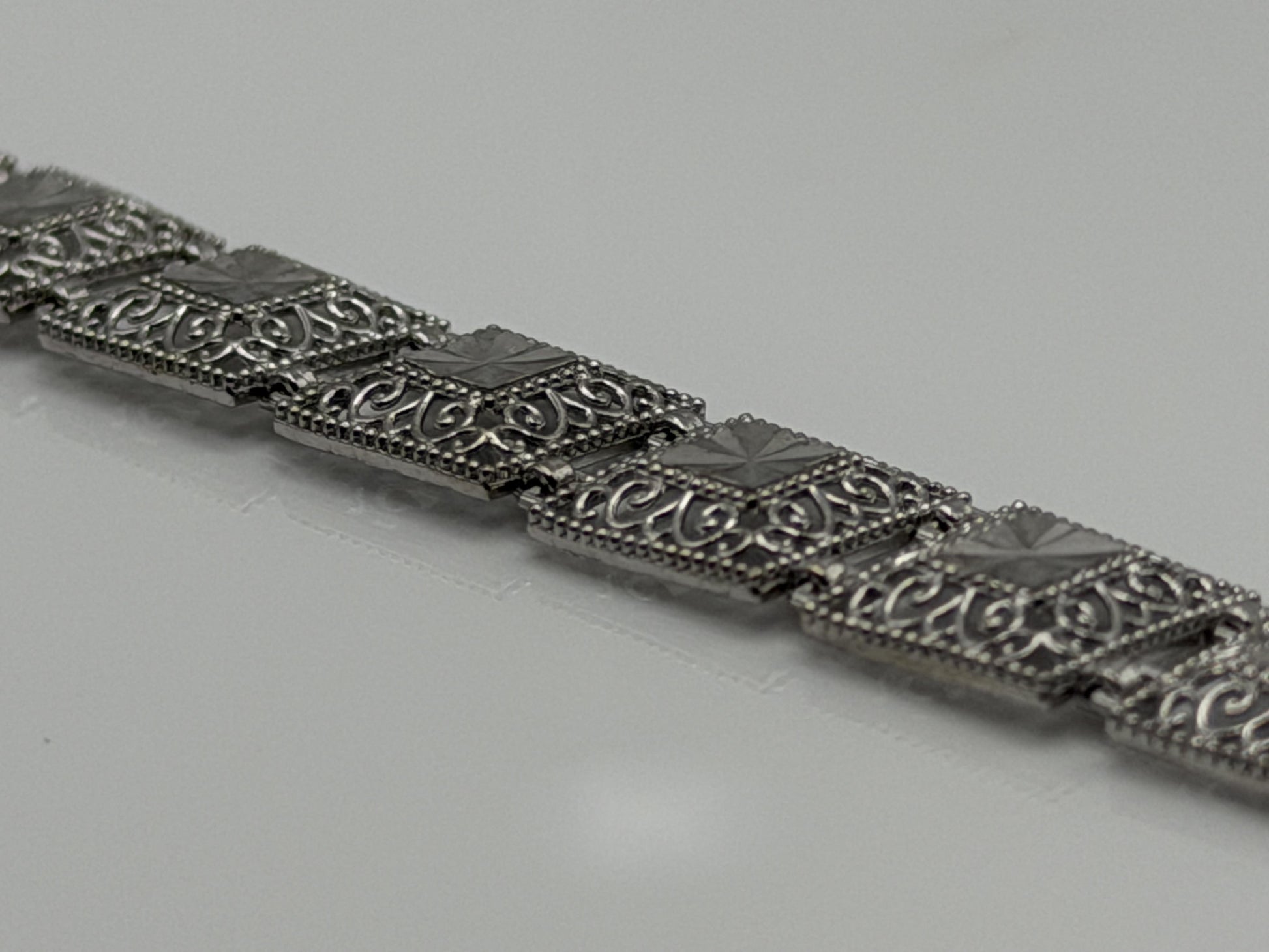 10k Heavy 7.6 gram Solid White Gold Diamond Cut Design Bracelet 7" Chain