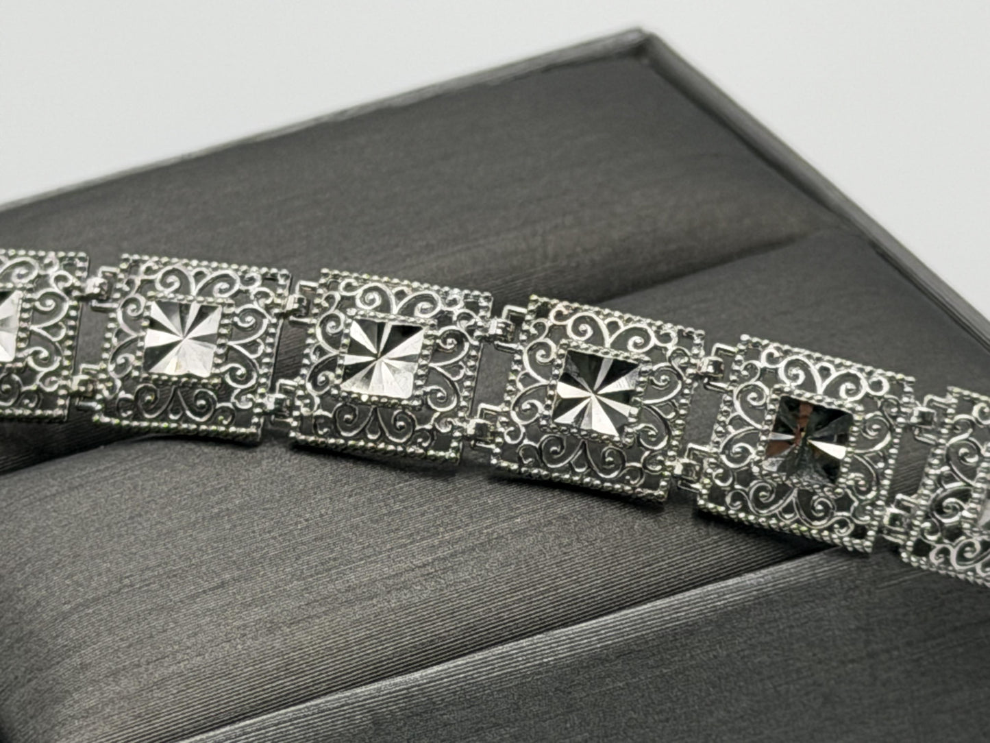10k Heavy 7.6 gram Solid White Gold Diamond Cut Design Bracelet 7" Chain
